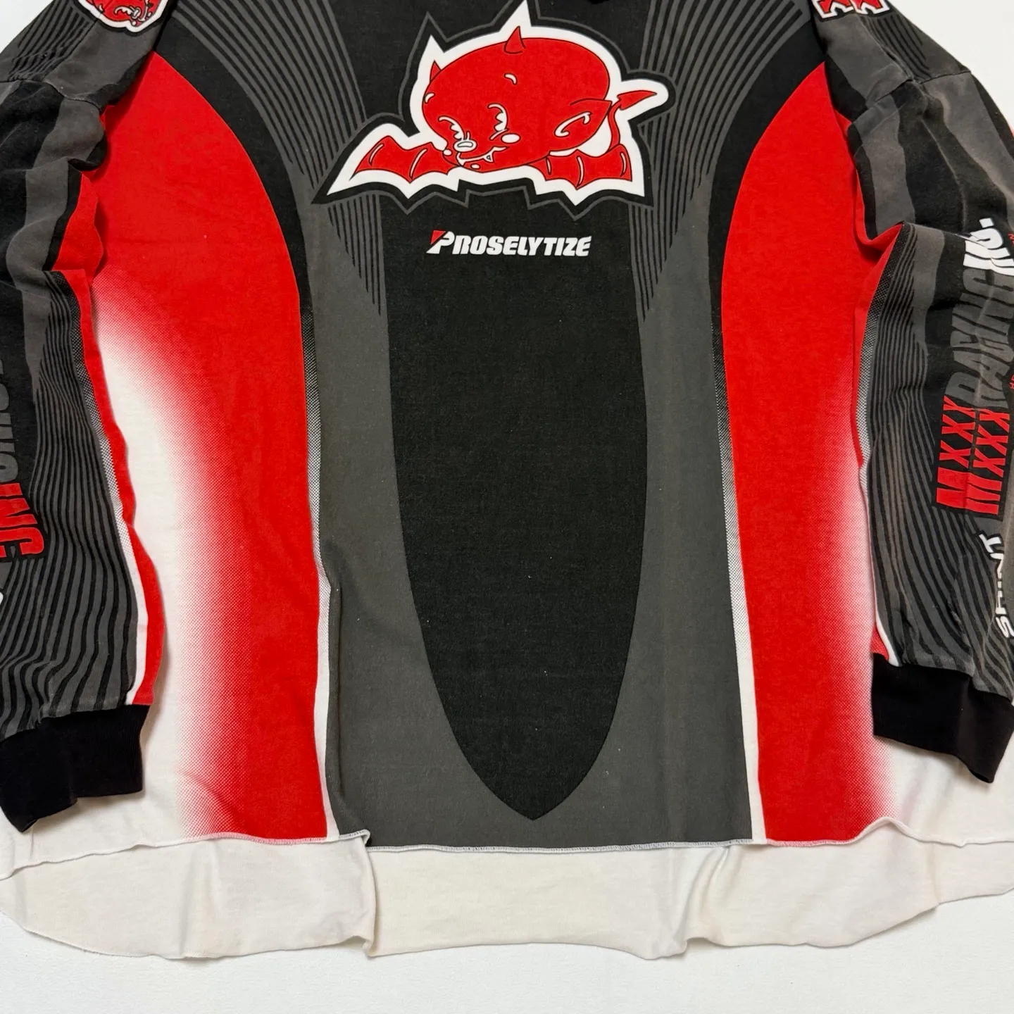 SAINT Mxxxxxx LS TEE/MORTOR CYCLE/WHT Little Devil Angel Racing Long Sleeve Off-White S-XL SAINT's annual racing style BOXY short, wide and fat design will be sold out immediately every time it is released. The whole garment is oversized and has many prints. The front and back prints on the shoulder are aligned. The printing area is very large and the operation is also difficult. The genuine level is restored. The ready-made garments are washed again to make them look old. Soft desizing is added to make the printing look old and white.